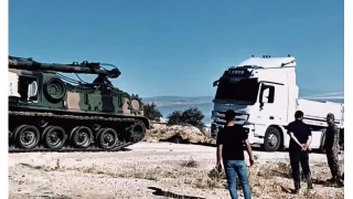 Yolda kalan tırların imdadına zırhlı tank yetişti