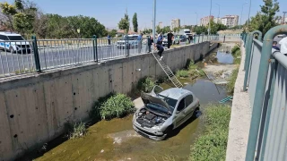 Yoldan kan otomobil sulama kanalna dt