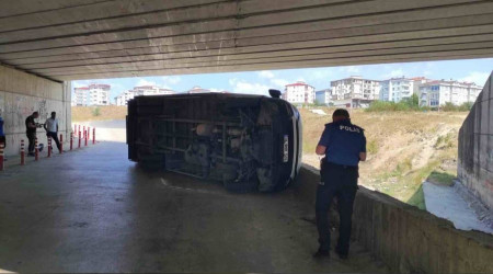 Yüksekliği hesaplayamadı, köprüye takıldı