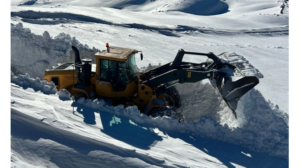Yüksekova'da 3 metrelik karla zorlu mücadele