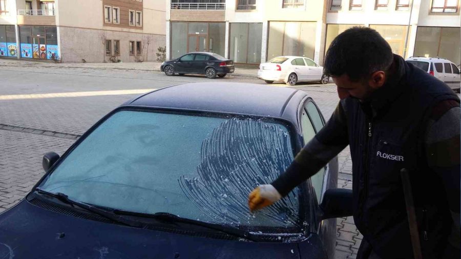 Yüksekova'da araçların camları buz tuttu