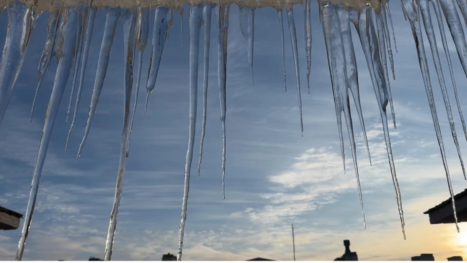 Yüksekova'da buz sarkıtları 3 metreyi aştı
