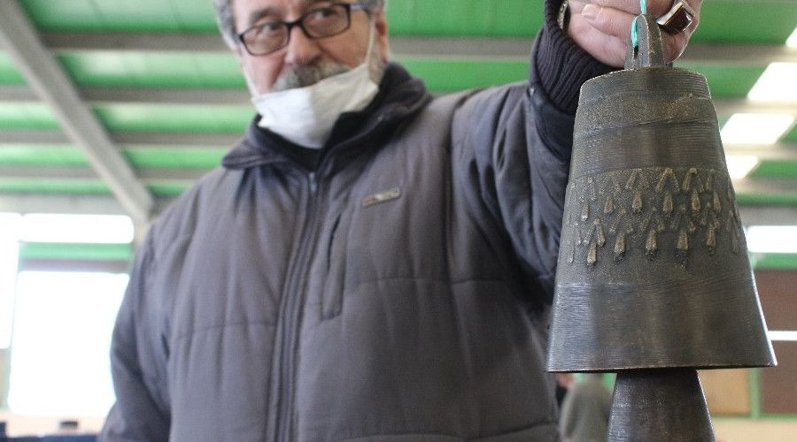 Yüz yıllık deve çanı antika pazarının gözdesi oldu