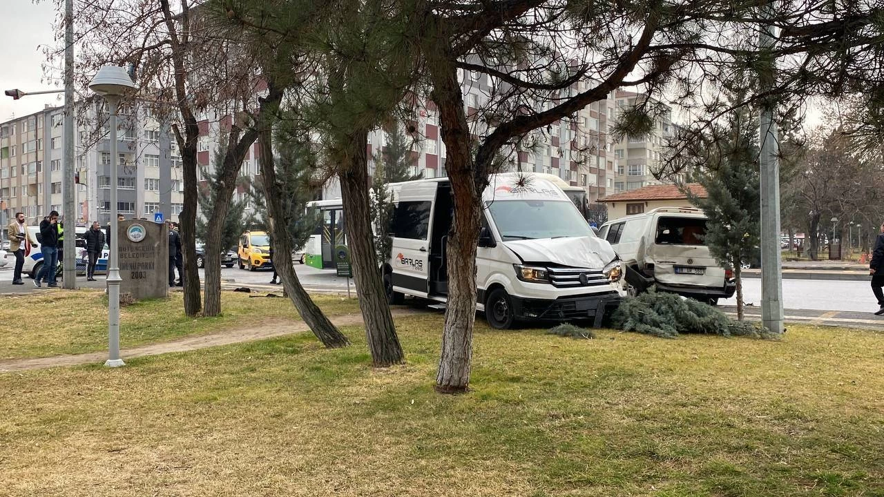 Zincirleme kazada savrulan arac�n �arpt��� yaya a��r yaraland�