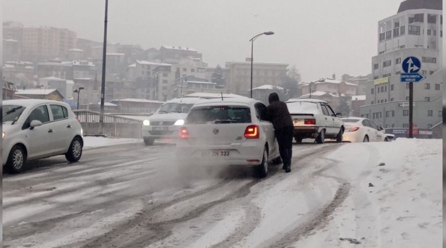 Zincirsiz araçlar yolda kaldı