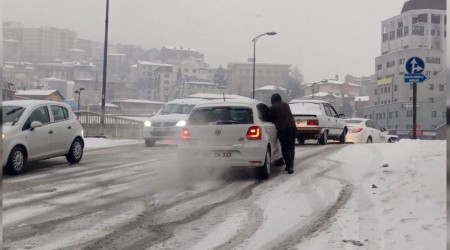 Zincirsiz araçlar yolda kaldı