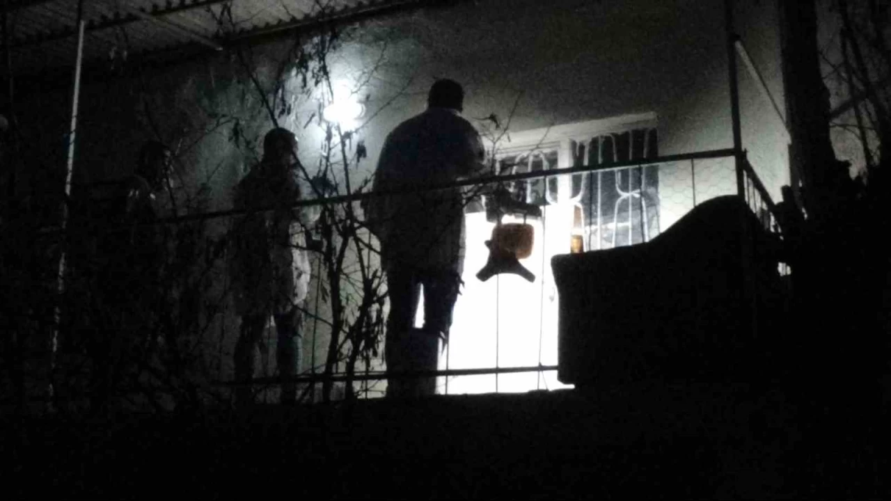 Ziyarete gelen ailesi �oku ya�ad�: Tavana as�l� halde buldular