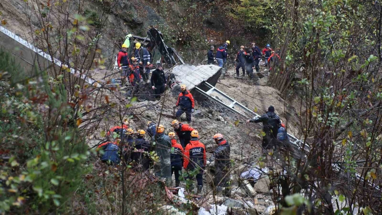 Zonguldak'ta g���k alt�ndaki 2 ki�iden birinin cenazesine ula��ld�
