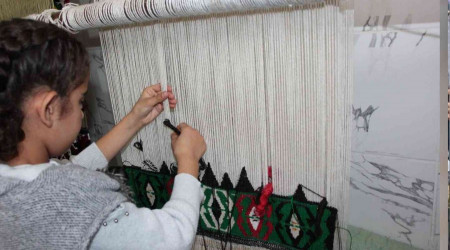10 yaşındaki Ecrin ilmek ilmek kilim dokuyor