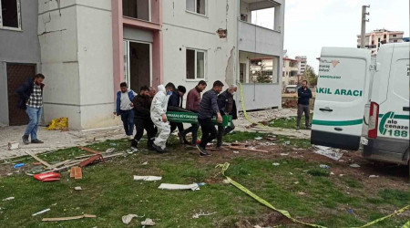 13 katlı apartmanın çatısından düştü