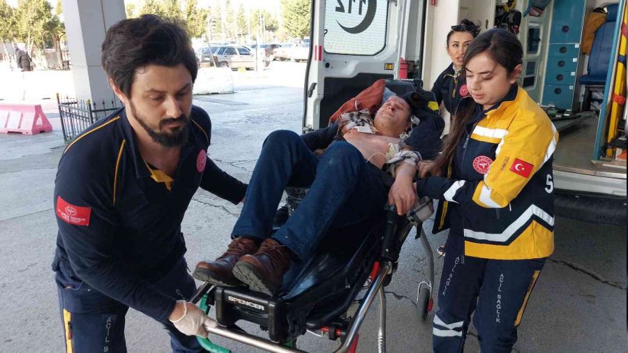 17 yaşındaki çocuk, annesini öldürdü, annesinin erkek arkadaşını ağır yaraladı