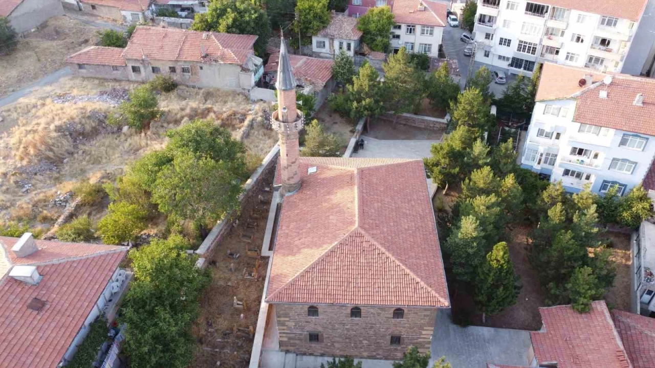 2 as�rl�k cami, s�slemeleriyle dikkat �ekiyor