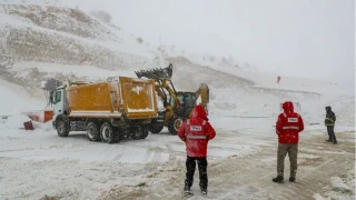 2.5 metre kar alt�nda petrol ��kar�yorlar