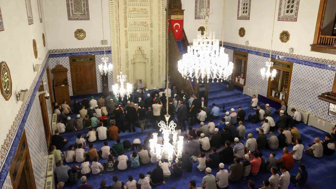 90 bin camide şehitler için dua edildi