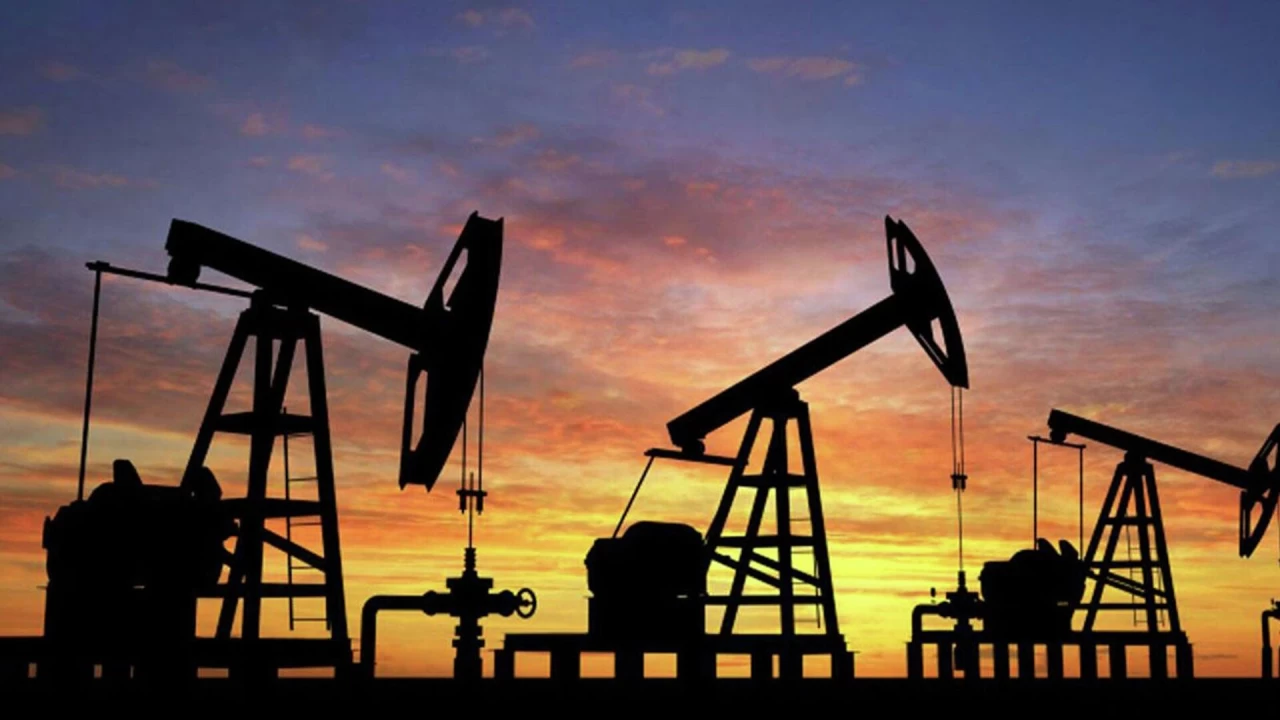 ABD, bu yıl ve gelecek yıl için petrol fiyatı tahminini aşağı yönlü revize etti