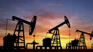 ABD, bu yıl ve gelecek yıl için petrol fiyatı tahminini aşağı yönlü revize etti