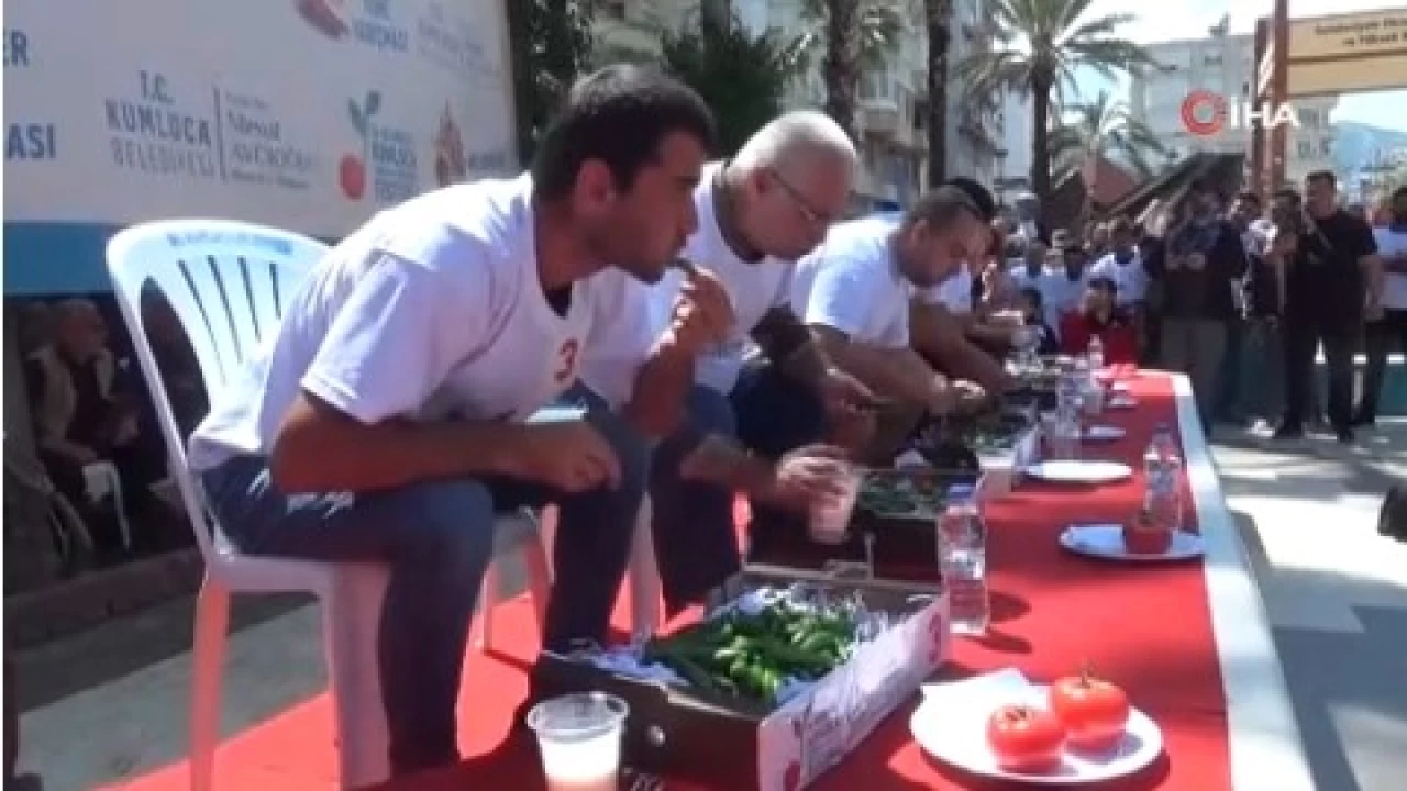 Acı biber yarışında 3 dakikada 398 gram acı biber yedi