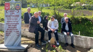 Ac�l� baba o�lunun mezar� ba��nda "adalet" istedi