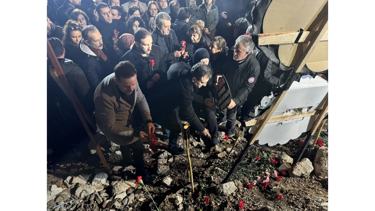 Adana'da depremde hayat�n� kaybedenler an�ld�