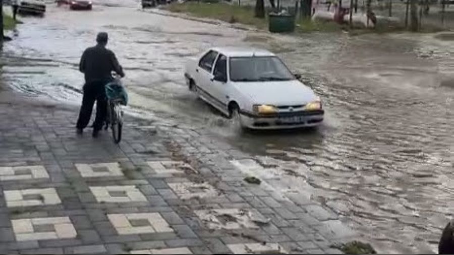Adana'da iddetli ya sele neden oldu