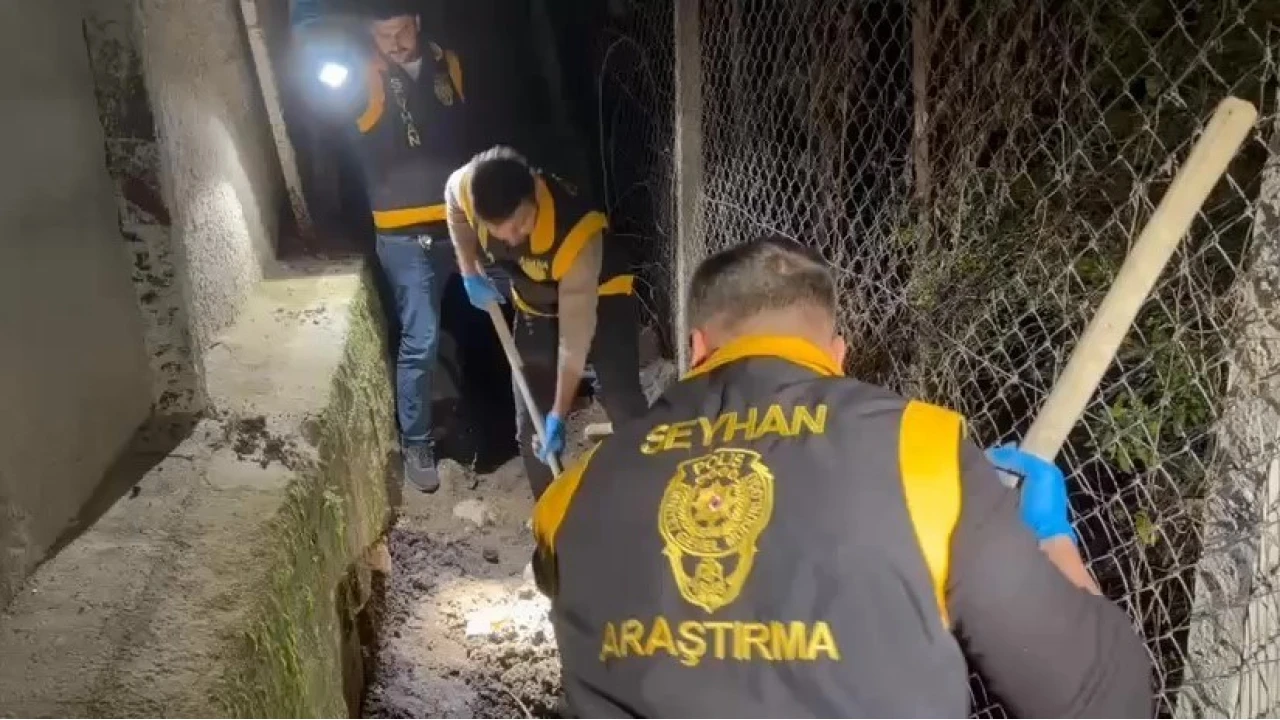 Adana'da topra�a g�m�l� kavanozlardan patlay�c�lar ��kt�