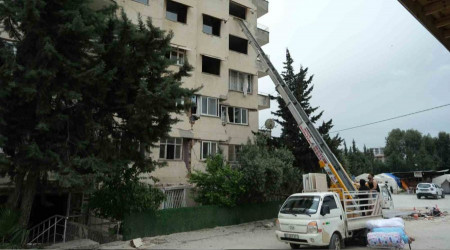 Ağır hasarlı binalardan eşya çıkarıyorlar
