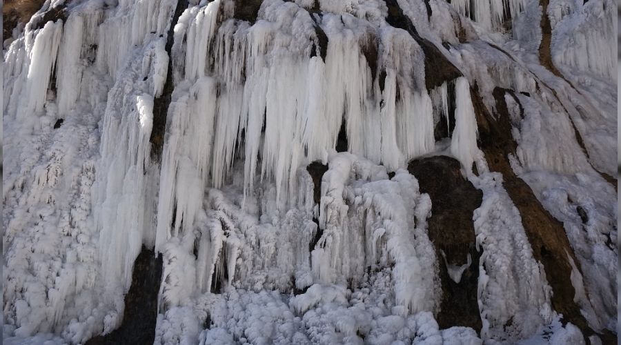 Ağlayan kayalar, buz tuttu