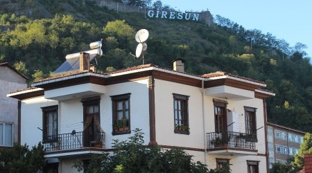 Ailesinden kalan 100 yıllık tarihi evi restore etti