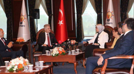 AK Parti heyeti, CHP heyeti ile bayramlaştı