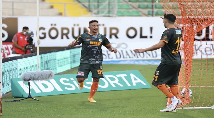 Akdeniz derbisinin teknik patronlar� konu�tular