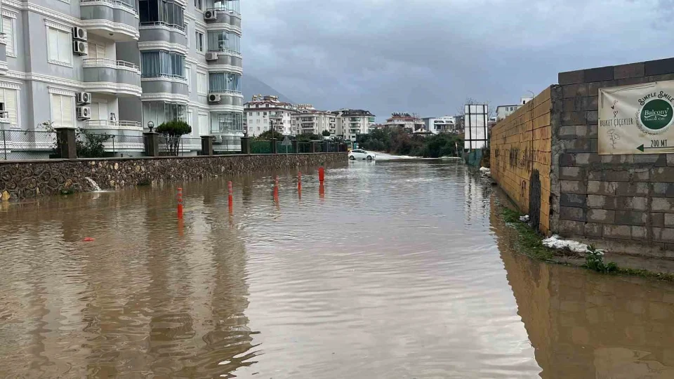 Alanya'da  ya�mur , dolu ve f�rt�na hayat� olumsuz etkiledi