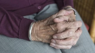 Alzheimer, yalnzca bireysel bir sorun deil; toplumlar da yakndan ilgilendiren bir salk meselesidir.