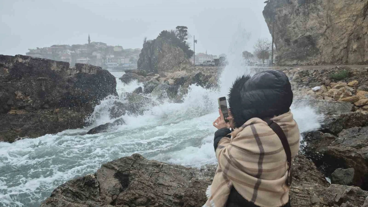 Amasra'da dalga boyu 3 metreye ulat