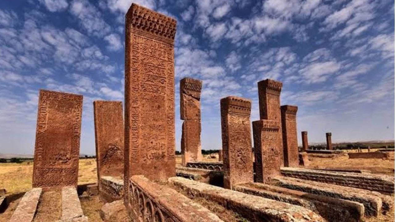 Anadolu'nun Tapusu: Ahlat Sel�uklu Mezarl���'n�n Hik�yesi