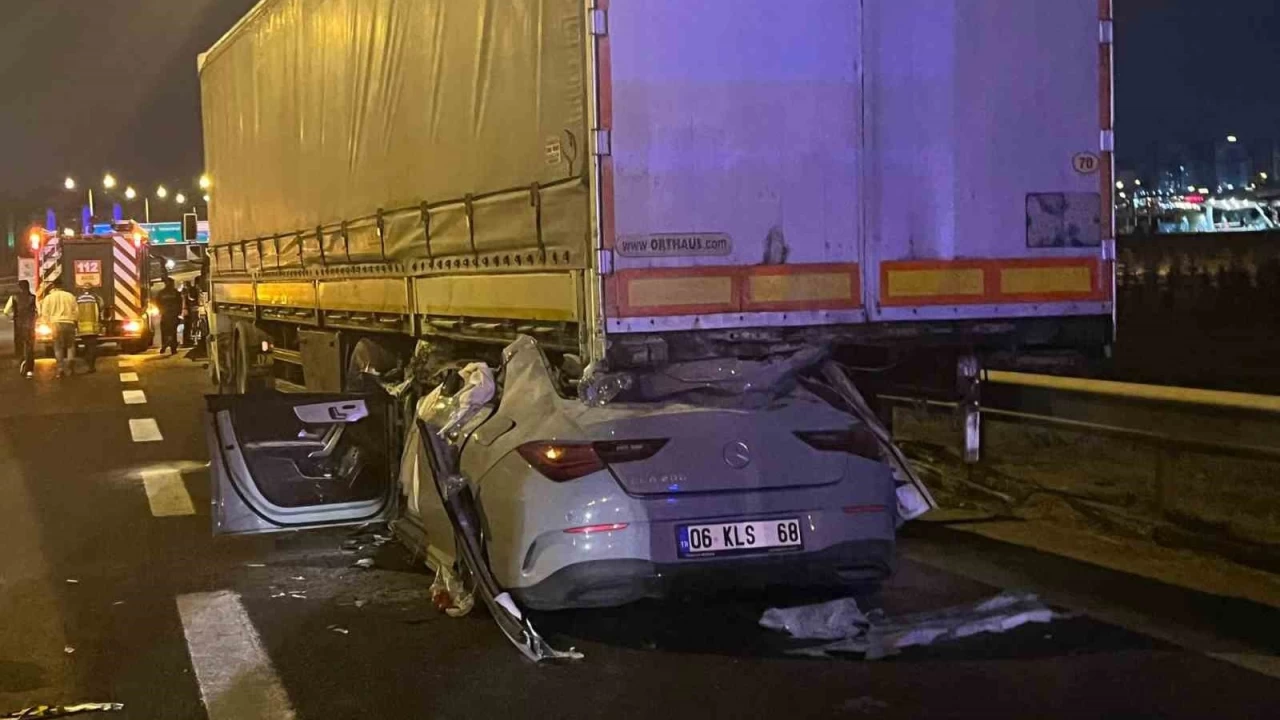 Ankara'da bir otomobil tırın altına girdi: 2 ölü 1 ağır yaralı