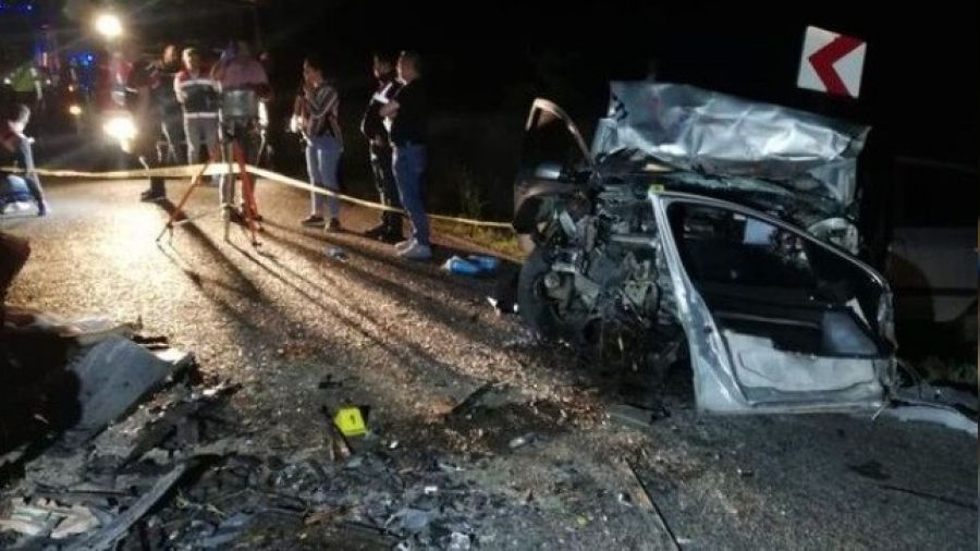 Ankara'da iki otomobil kafa kafaya �arp��t�: 3 �l�