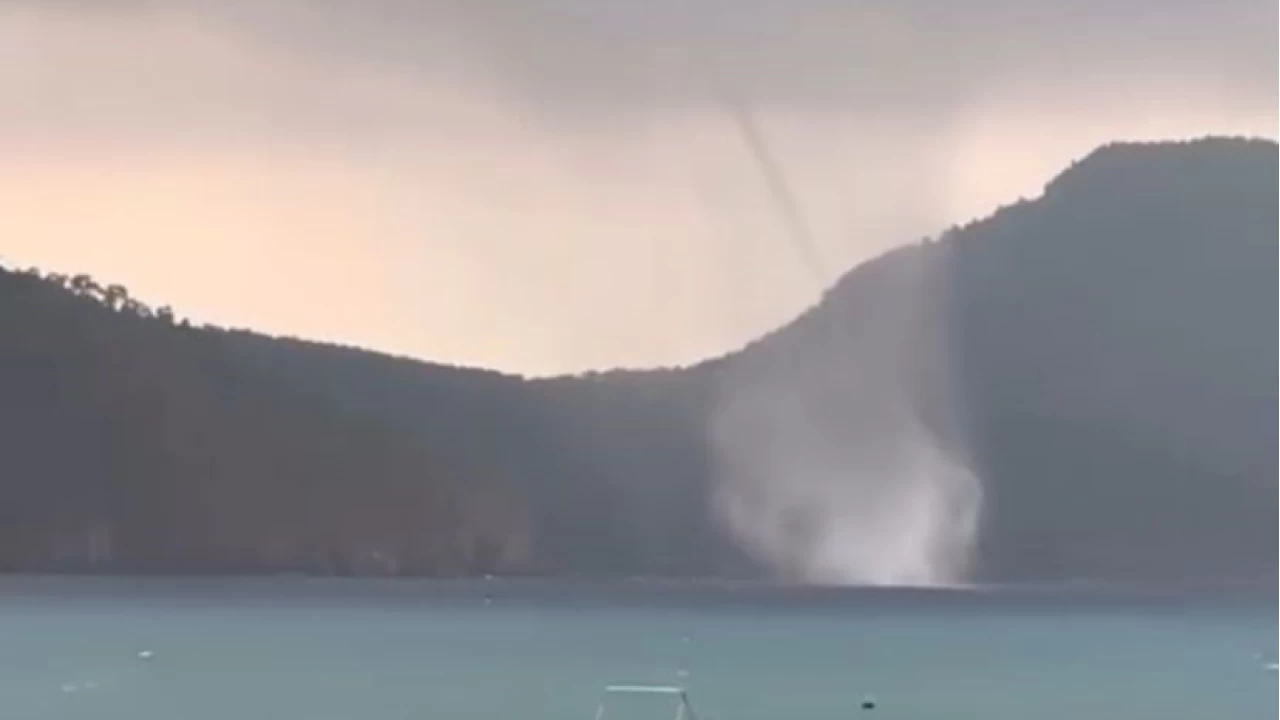 Antalya'da denizde ayn� anda 2 hortum olu�tu