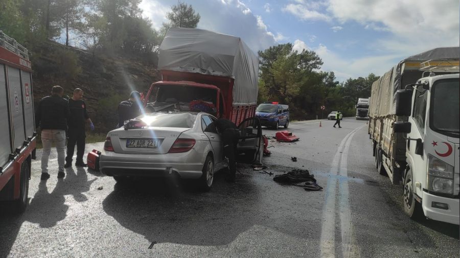 Antalya'da feci kaza: 2 ölü, 1'i ağır 6 yaralı
