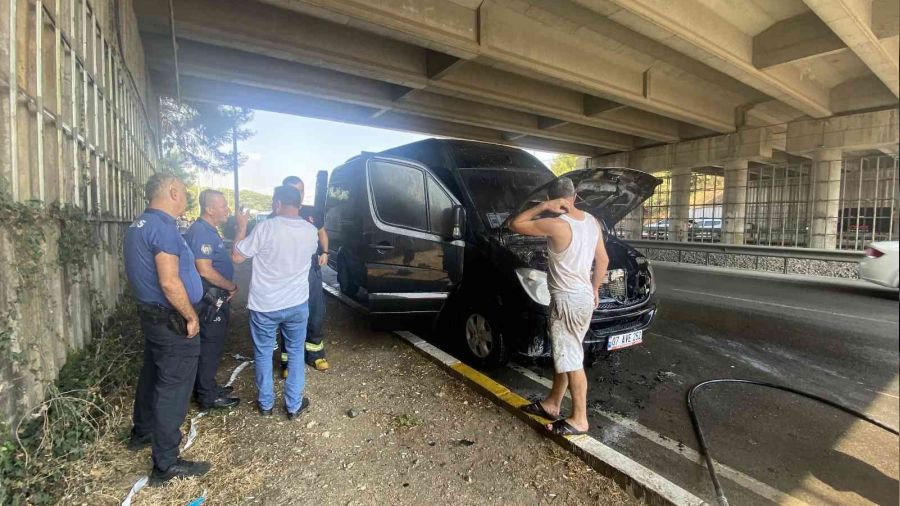 Antalya'da turistleri ta��yan minib�s alev ald�
