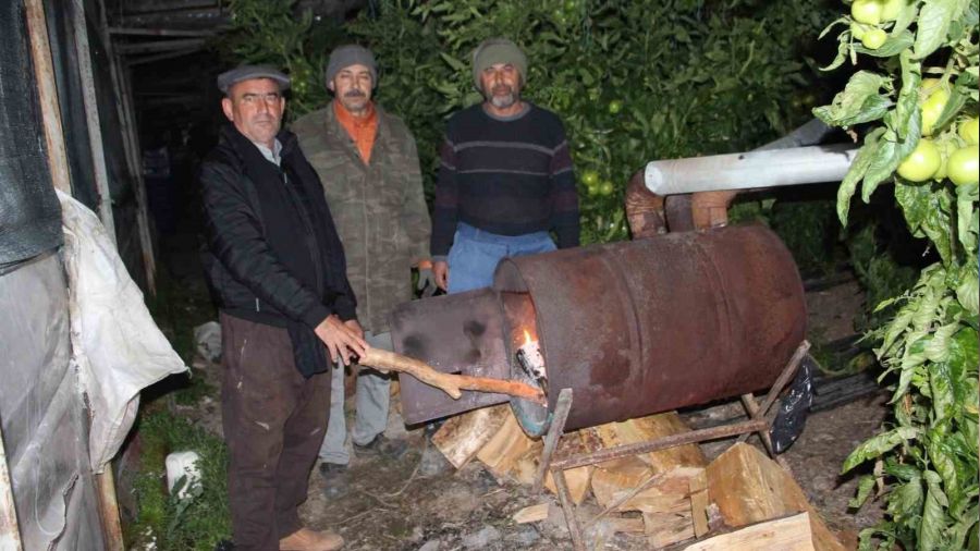 Antalyalı çiftçi don nöbetine başladı