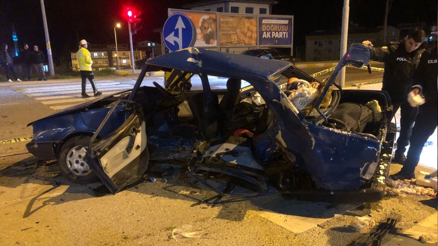 Araba az daha ikiye b�n�l�yordu