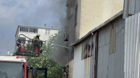 Arnavutköy'de lastik deposunda çıkan yangın paniğe neden oldu