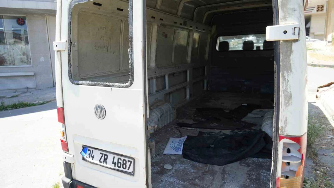 Arnavutköy'de terk edilmiş araçlar mahallelinin korkulu rüyası