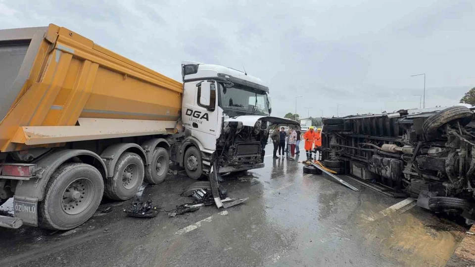 Arnavutköy'de yağışlı havada kaza: 2 yaralı