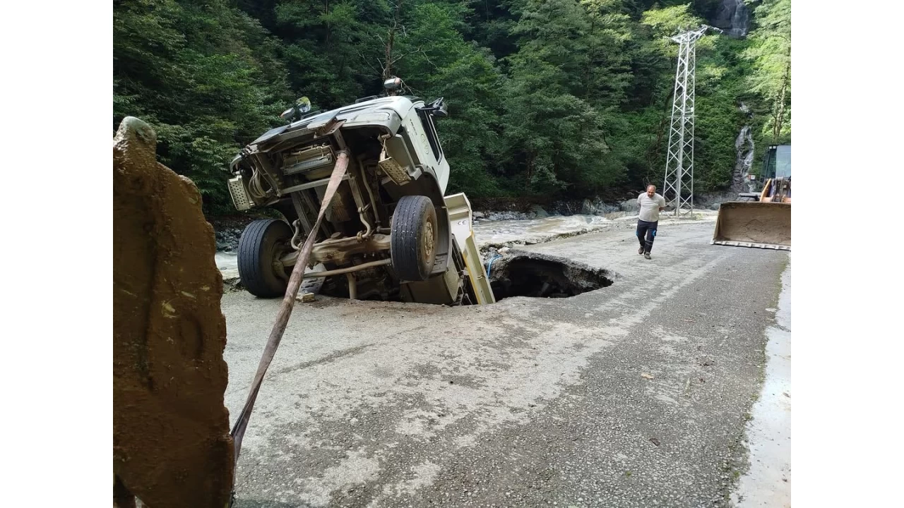Artvin'de yol onarm srasnda kamyon ge dt
