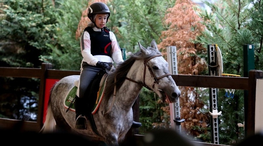 Ata binmek çocukların gelişimine büyük fayda sağlıyor