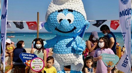 Atıklarla Şirinler heykeli yapıldı