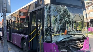 Avcılar'da İETT otobüsü, park halindeki araçlara çarptı