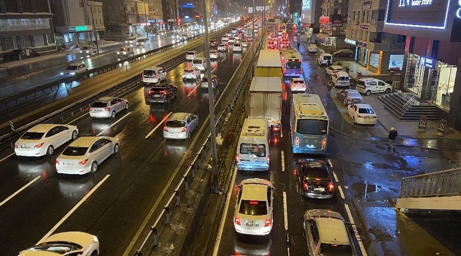 Avcılar'da trafik durdu