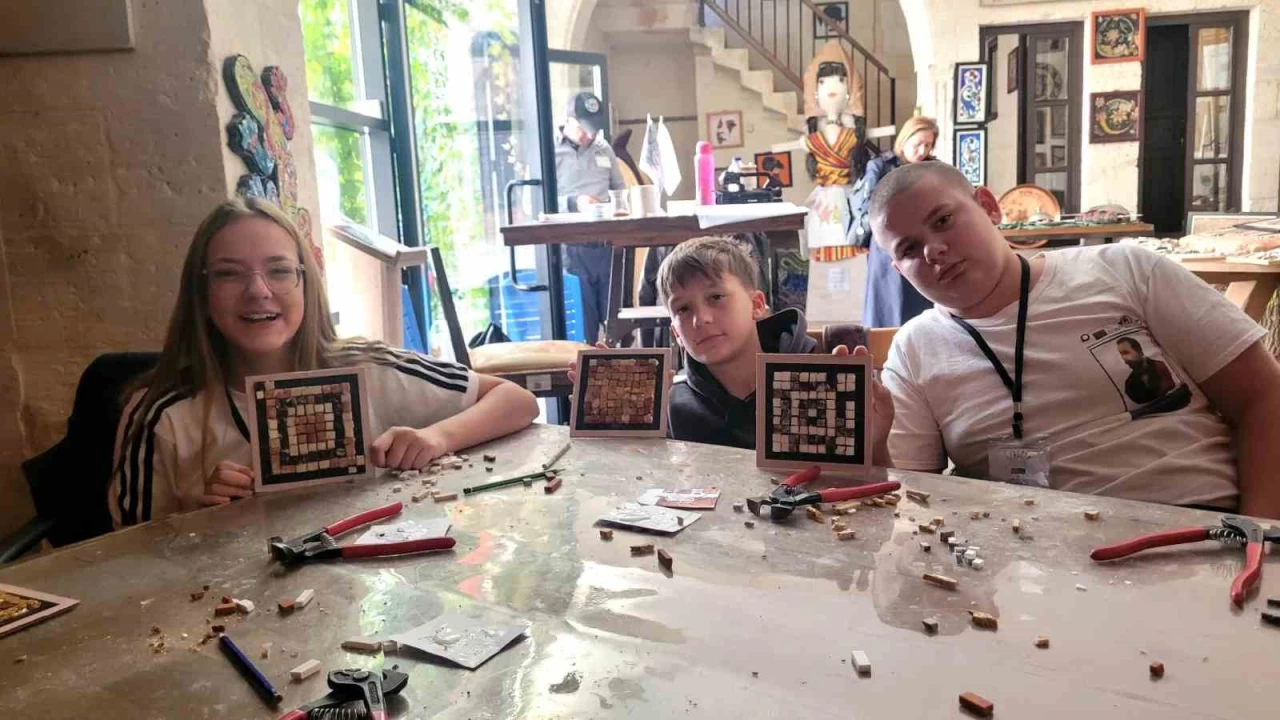 Avrupal� ��renciler Nizip'te mozaik yapmay� ��rendi